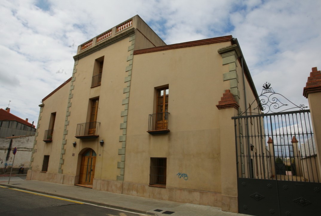 Bloques residenciales, calles y entorno vecinal del barrio de Hostal Lledoner en Granollers